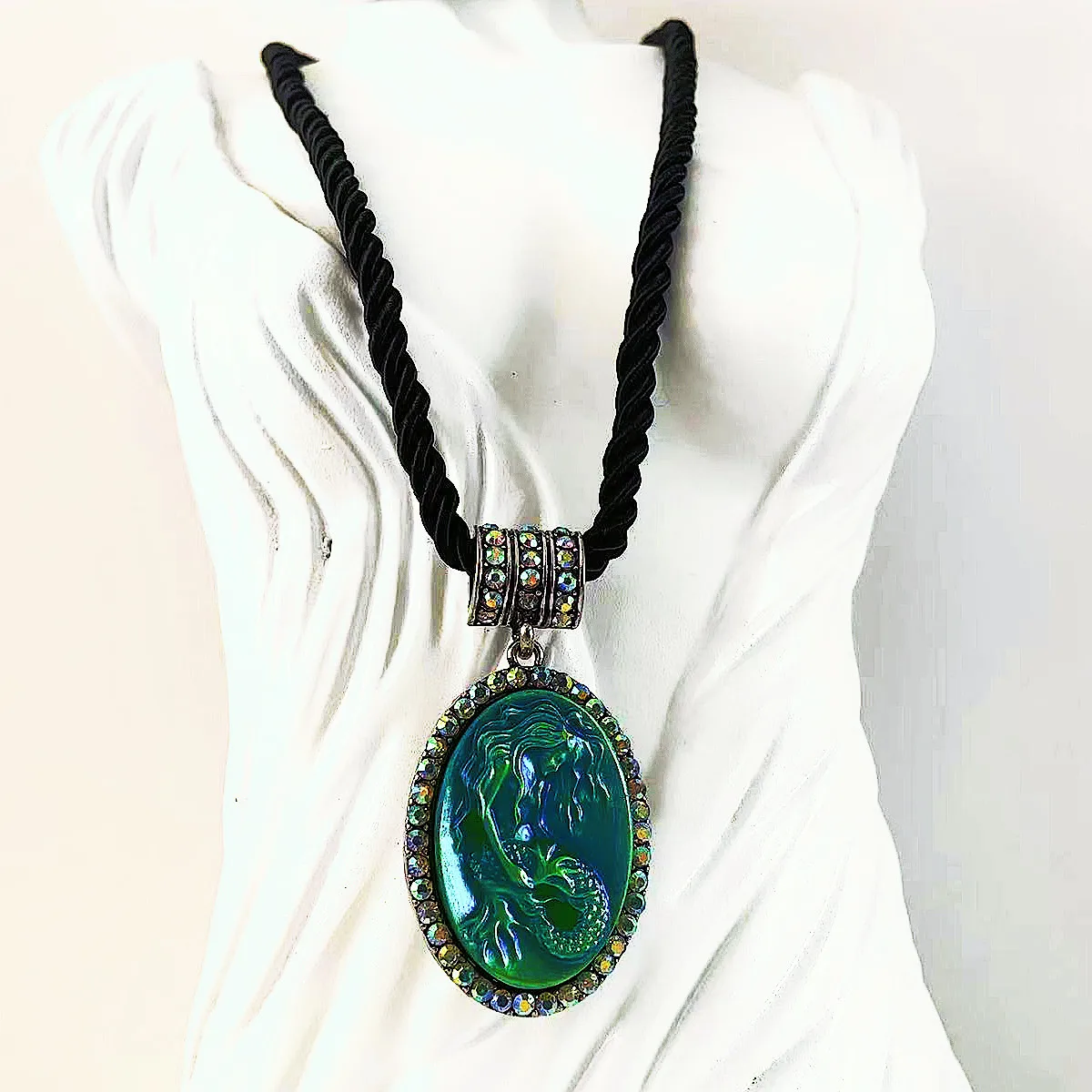 MITTO FASHION JEWELRIES AND HIGH-END ACCESSORIES  THE MERMAID GODDESS PENDANT SHORT ROPE VINTAGE WOMEN NECKLACE