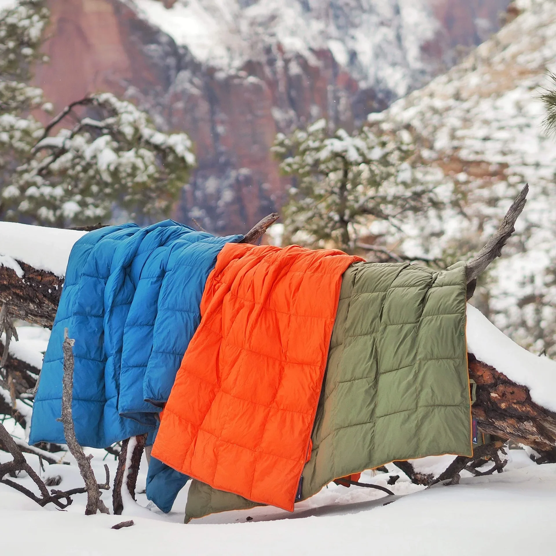ultralight foldable waterproof outdoor camping blanket wearable nylon down blanket