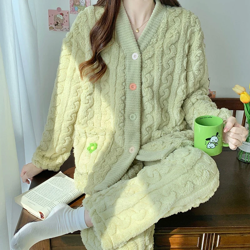 thumbnail image 1 of Conjunto de pijamas de lana de Coral grueso para mujer, ropa de dormir de terciopelo de invierno, traje de Casa esponjoso, ropa de noche cálida coreana, nuevo, 2 piezas, 1 of 5