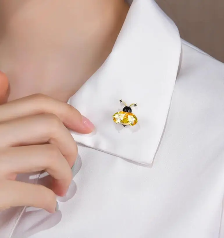 Cute Yellow Red Crystal Little Bee Mini Brooch For Women Kids Gold Color Insect Suits Accessories Exquisite Jewelry Gifts