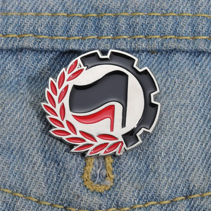 Anti Fascista Emaille Pins Benutzerdefinierte Halten Die Frieden Schwarz Rote Flagge Logo Broschen Revers Abzeichen Schmuck Geschenk Drop Shipping
