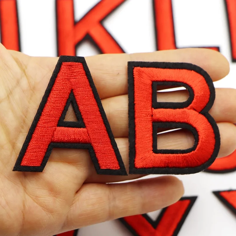 Schwarz Rot Gestickte Buchstaben Eisen Auf Patch Alphabet Patches Applikation Für Kinder Kleidung Taschen Nähen Name Logo Diy Abzeichen Patch