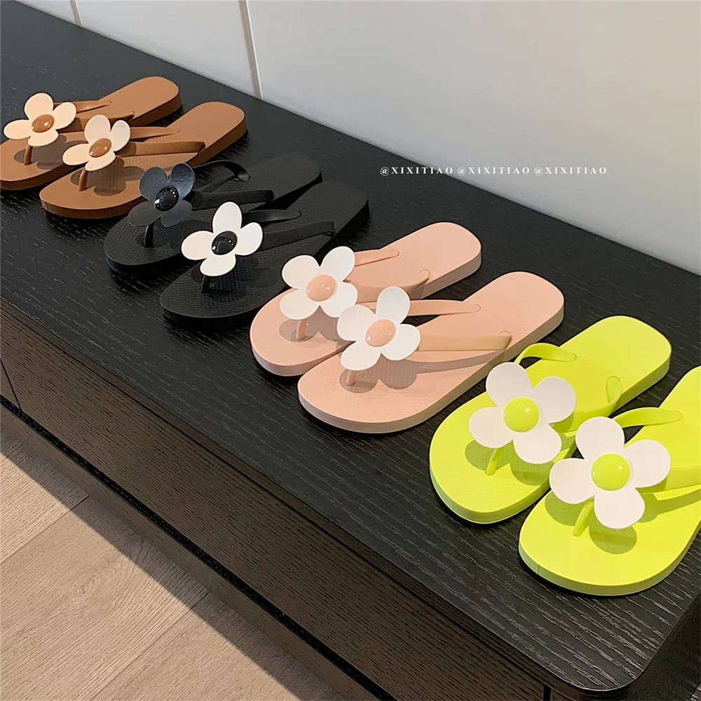 

2023 New Sandals girl summer girl heart small flowers clip feet wear non slip flat bottom wind Beach Flip Flops good shoes 4039