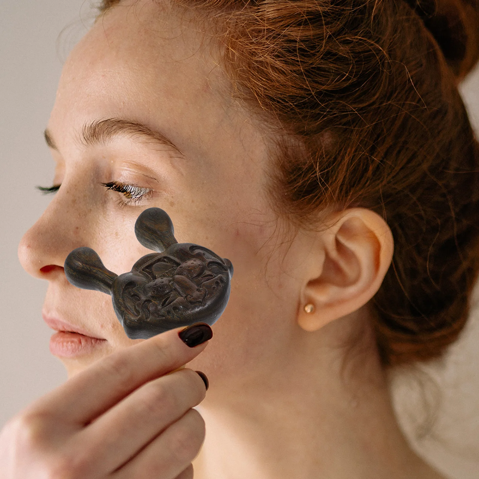 

Скребок для лица из сандалового дерева