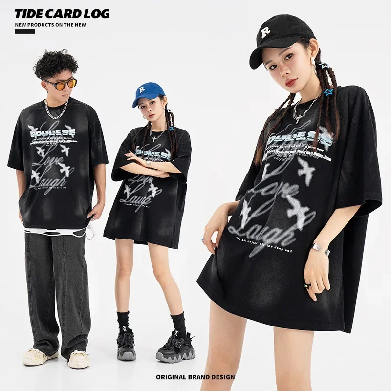 

American retro high street faded washed water to make old short-sleeved street fashion lovers T-shirts for men and women.