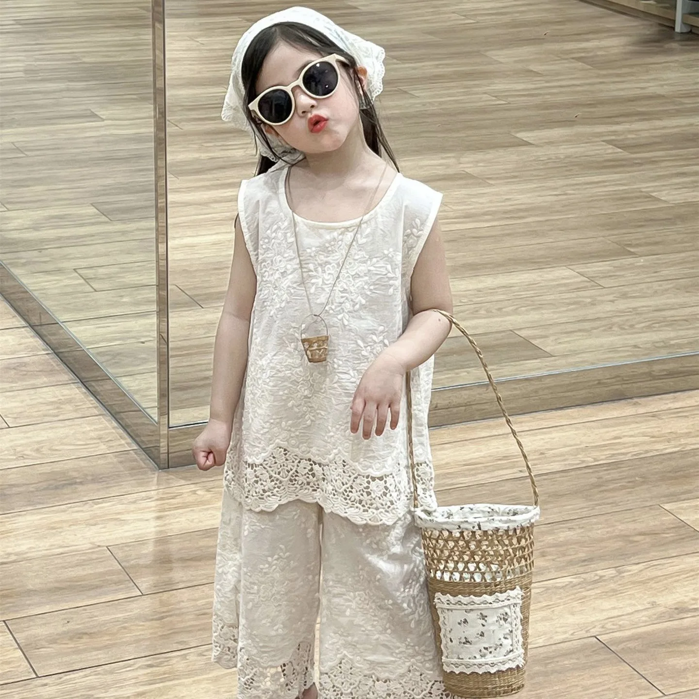 

Childrens Sets Summer Korean 2024 Clothing New Girls Sweet Lace Sleeveless Vest Wide Legs Pants Flower Edge Two Pieces