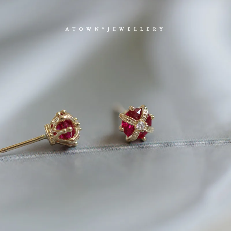 

Женские серьги-гвоздики из серебра 925 пробы, с короной и красными кристаллами