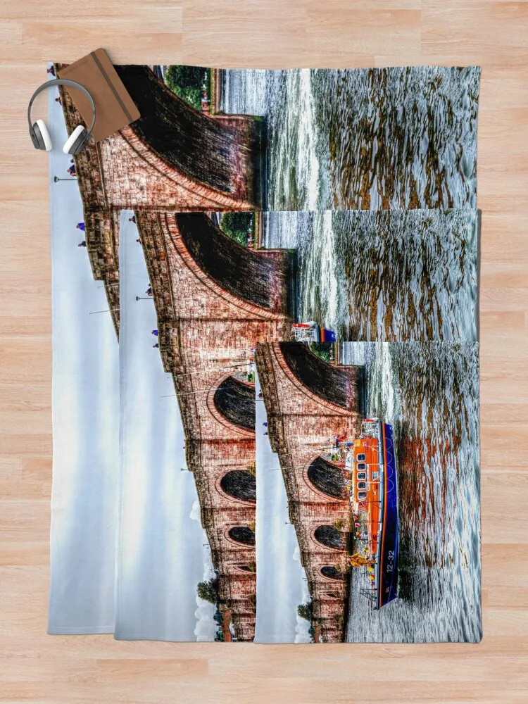 Berwick ���� Ʈ���� RNLI ������ �� ������ �ٸ� ������ ���,  �Ӹ� �ö��� ��� ������ ���