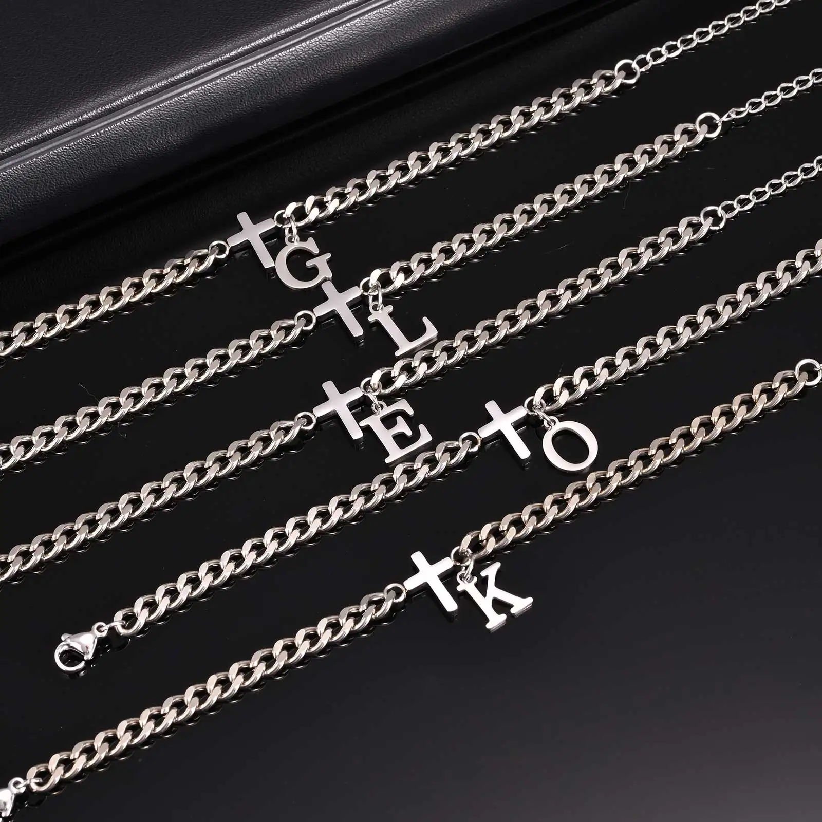 A-Z Initiale kubanische Kettenarmbänder für Herren, silberfarbenes Kreuz-Charm-Armband aus Edelstahl, Buchstaben-Alphabet-Modeschmuck