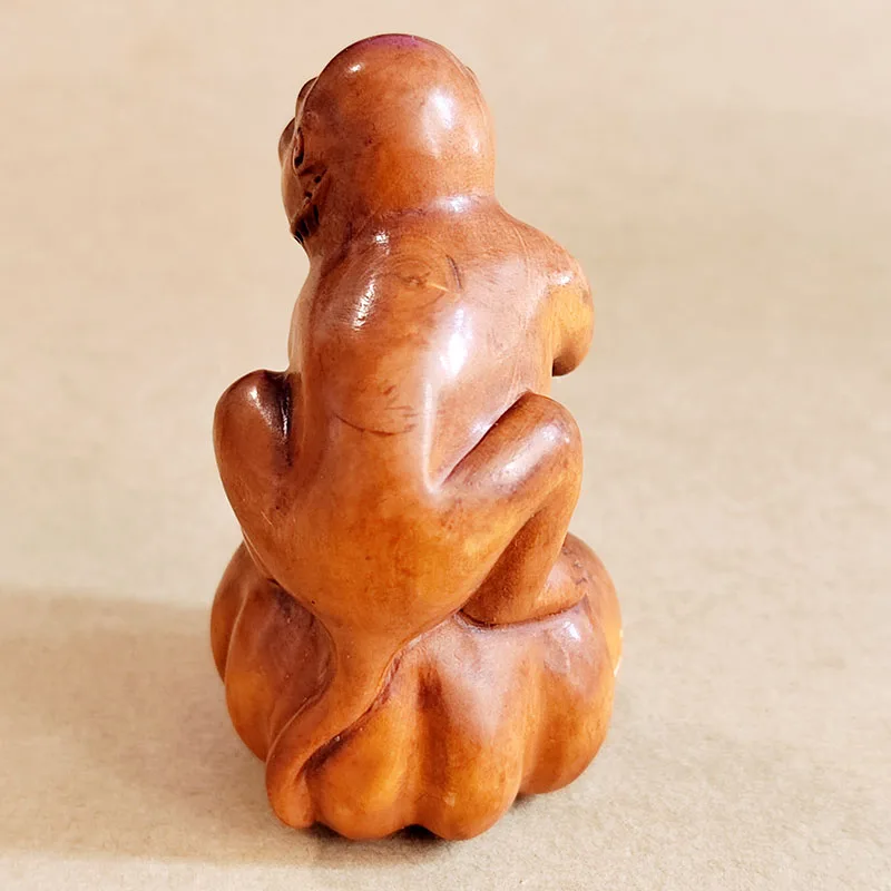 손으로 새긴 회양목 Netsuke: 호박 위의 원숭이, Q4781 - 2 인치