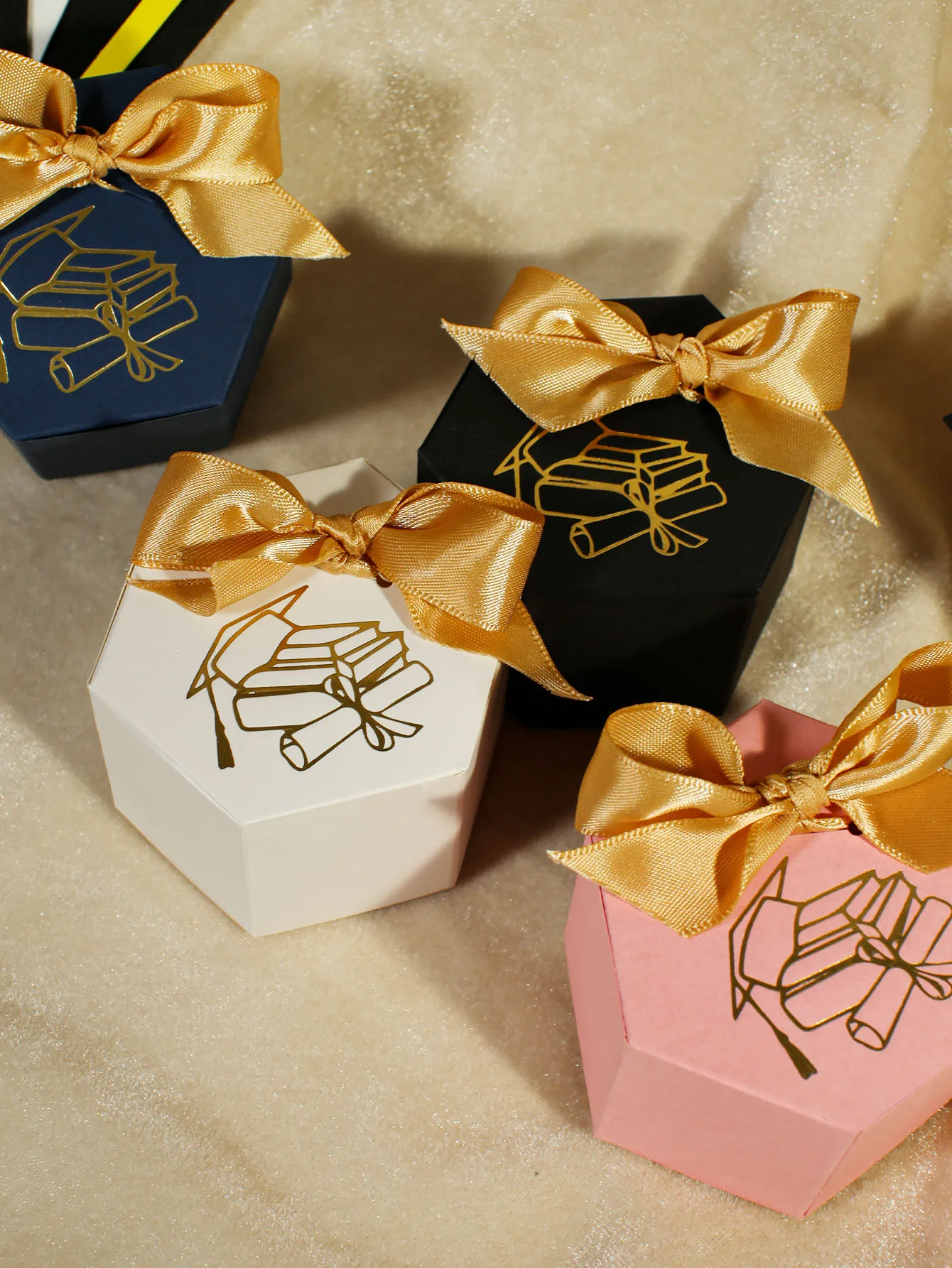 10 Stück Parper-Süßigkeitenboxen für die Abschlussfeier, mehrfarbige sechseckige Parper-Geschenkboxen zum Gedenken, exquisiter goldener Abschlusshut