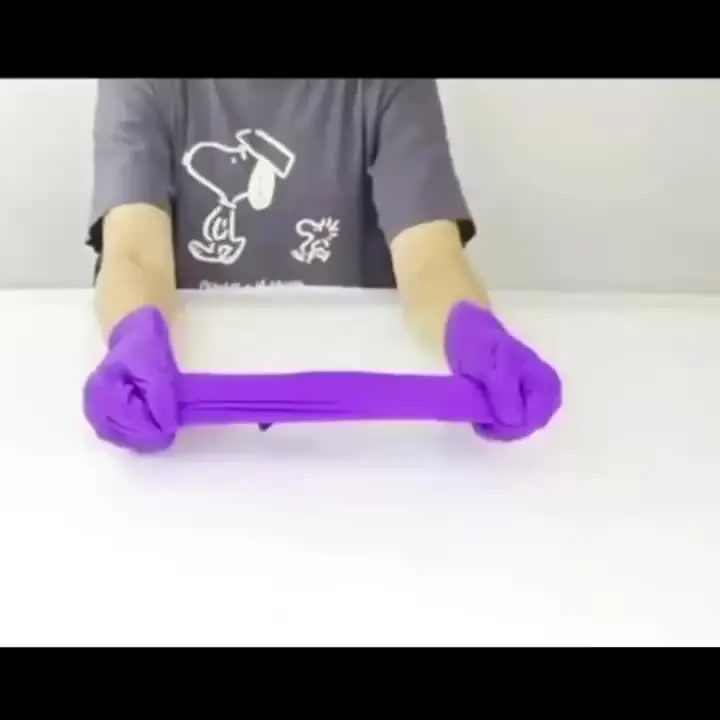 Gant nitrile jetable violet enfilé sur une main, montrant l'ajustement.