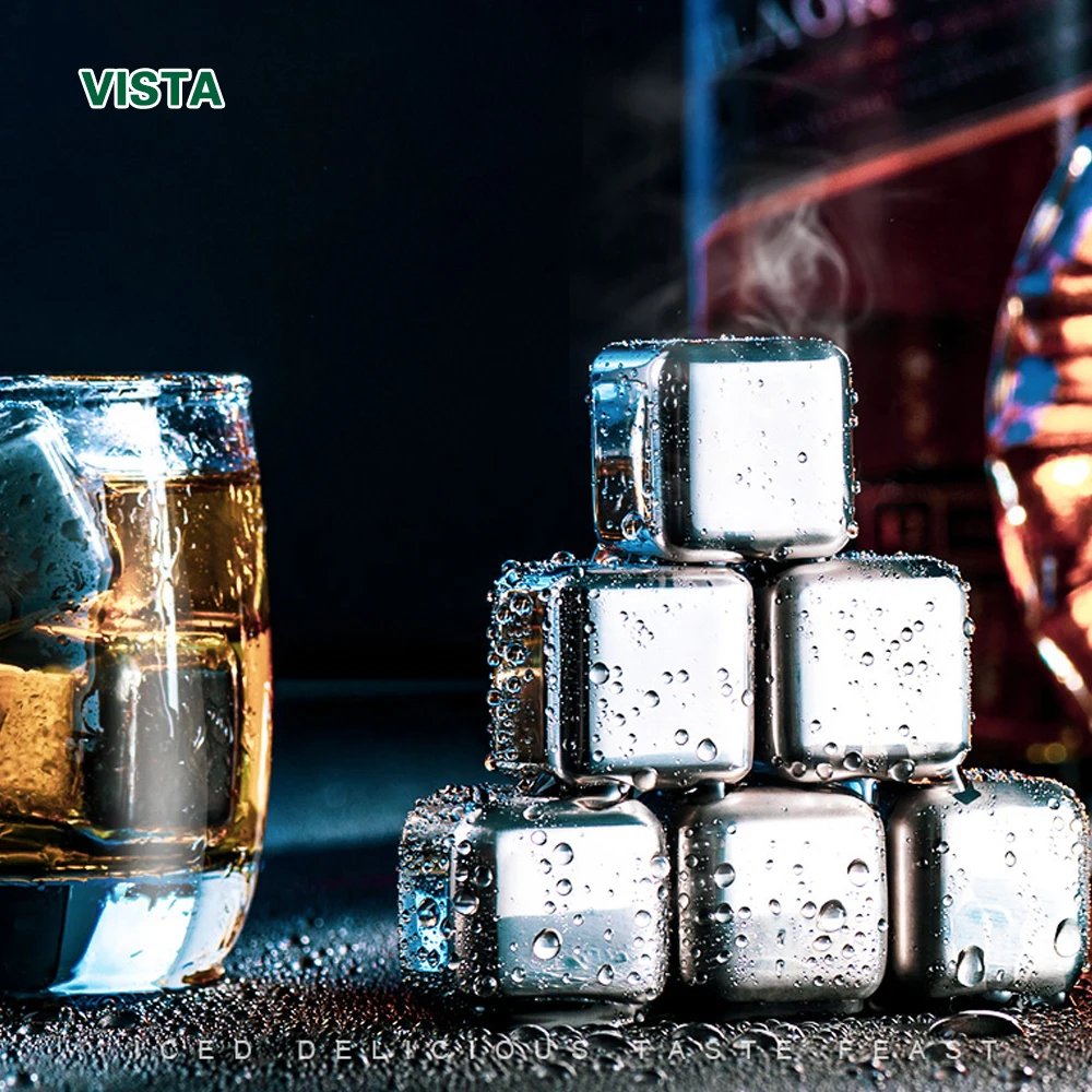 I Cubetti Di Ghiaccio Cadono In Un Whisky Di Vetro Con Ghiaccio In Uno - Foto 8