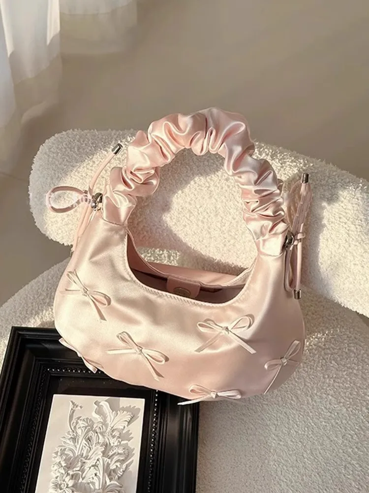 Borsa a Tracolla a Mezzaluna in Raso con Fiocco Stile Coquette per Donna, con Manico Arricciato - immagine 2