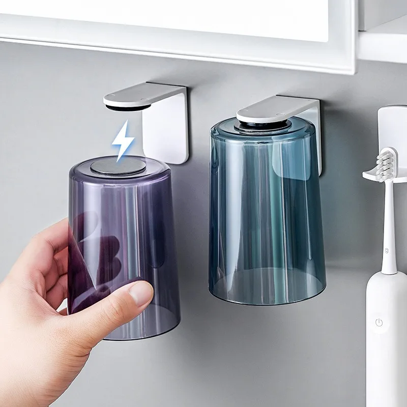 Bicchiere da bagno magnetico rovesciato con porta spazzolini_voghion.com