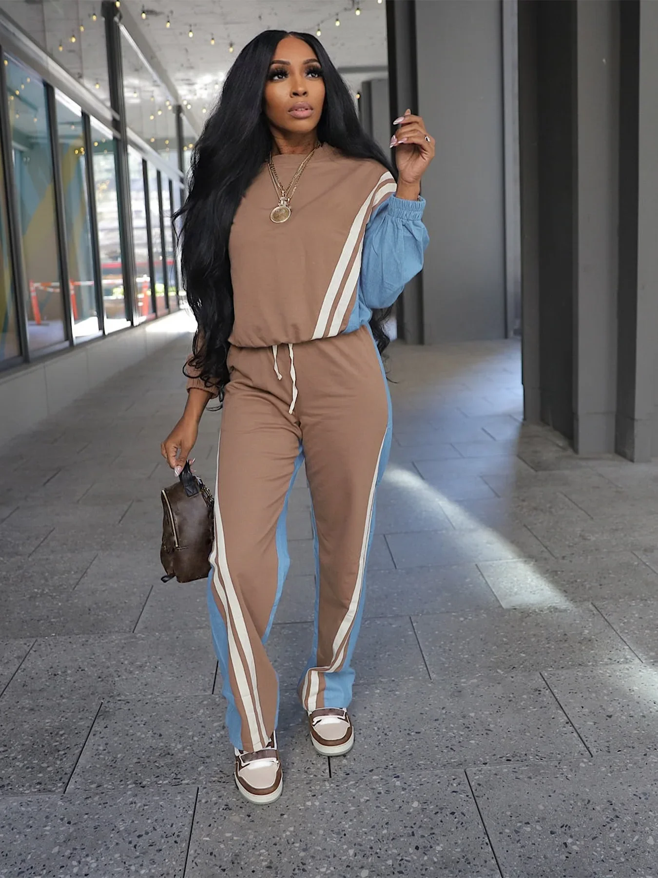 طقم نسائي رياضي مرقع سويت شيرت مخطط بأكمام طويلة وبنطلون رياضي 2025 طقم ملابس للياقة البدنية مكون من قطعتين