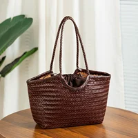 Sac fourre-tout en cuir véritable tissé à la main, sac de shopping tendance pour femmes, grande capacité, sac à bandoulière, design de luxe, panier à légumes 1