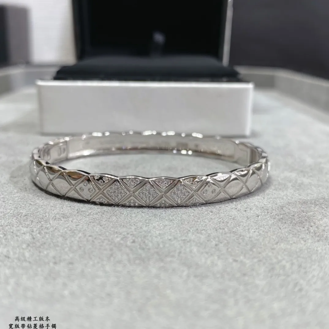 European and American high-quality fashionable zircon inlaid diamond wave pattern personalized bracelet for women's gift party