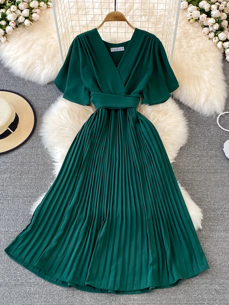 

2023 summer new V-neck short-sleeved dress over the knee slimming temperament waist strap big swing pleated skirt