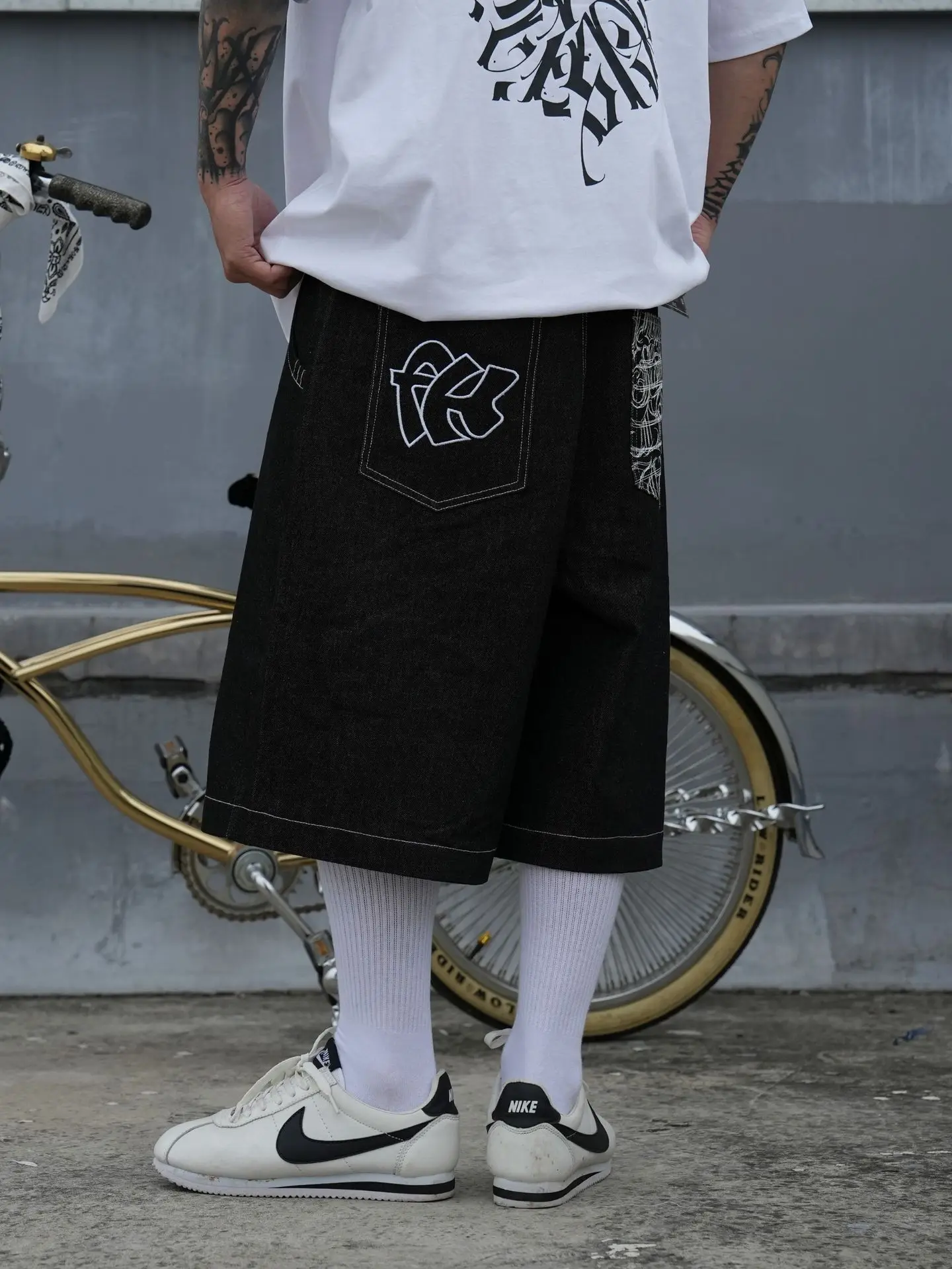 【We The Free】ヴィンテージ風ワイドデニム 刺繍＆ペイント加工 King Logo Vintage Like Denim – YZ