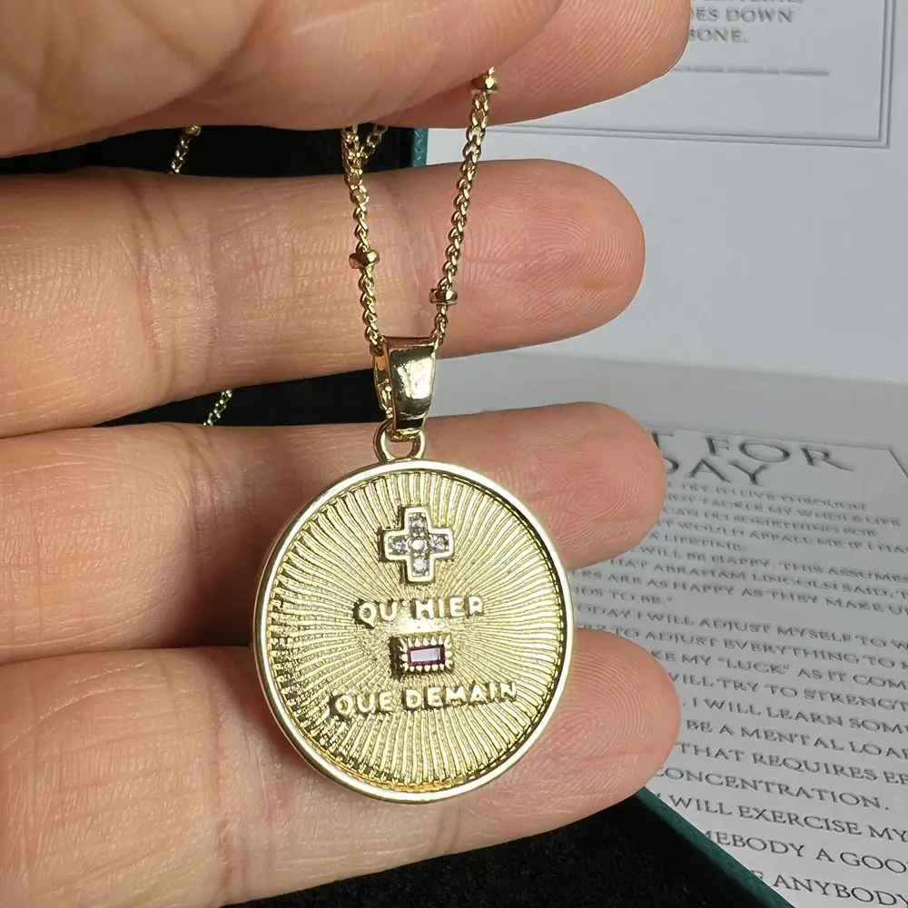 Detalhe da peça colar amor em francês com medalha dourada