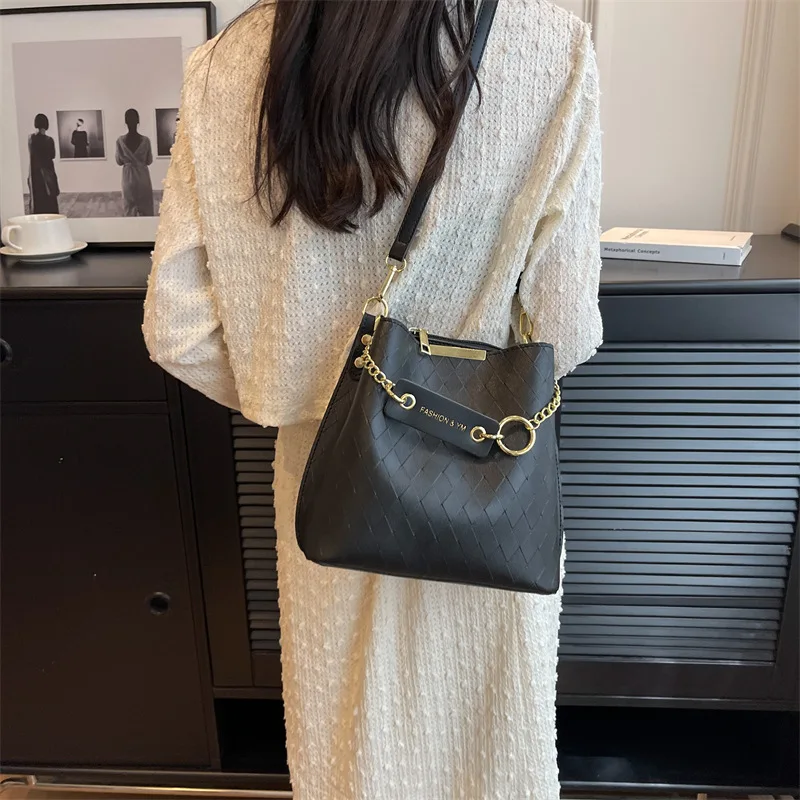 

Женская сумка 2024, летняя новая простая Большая вместительная сумка через плечо с ромбовидной решеткой, маленькая Очаровательная сумка через плечо, сумка-мешок