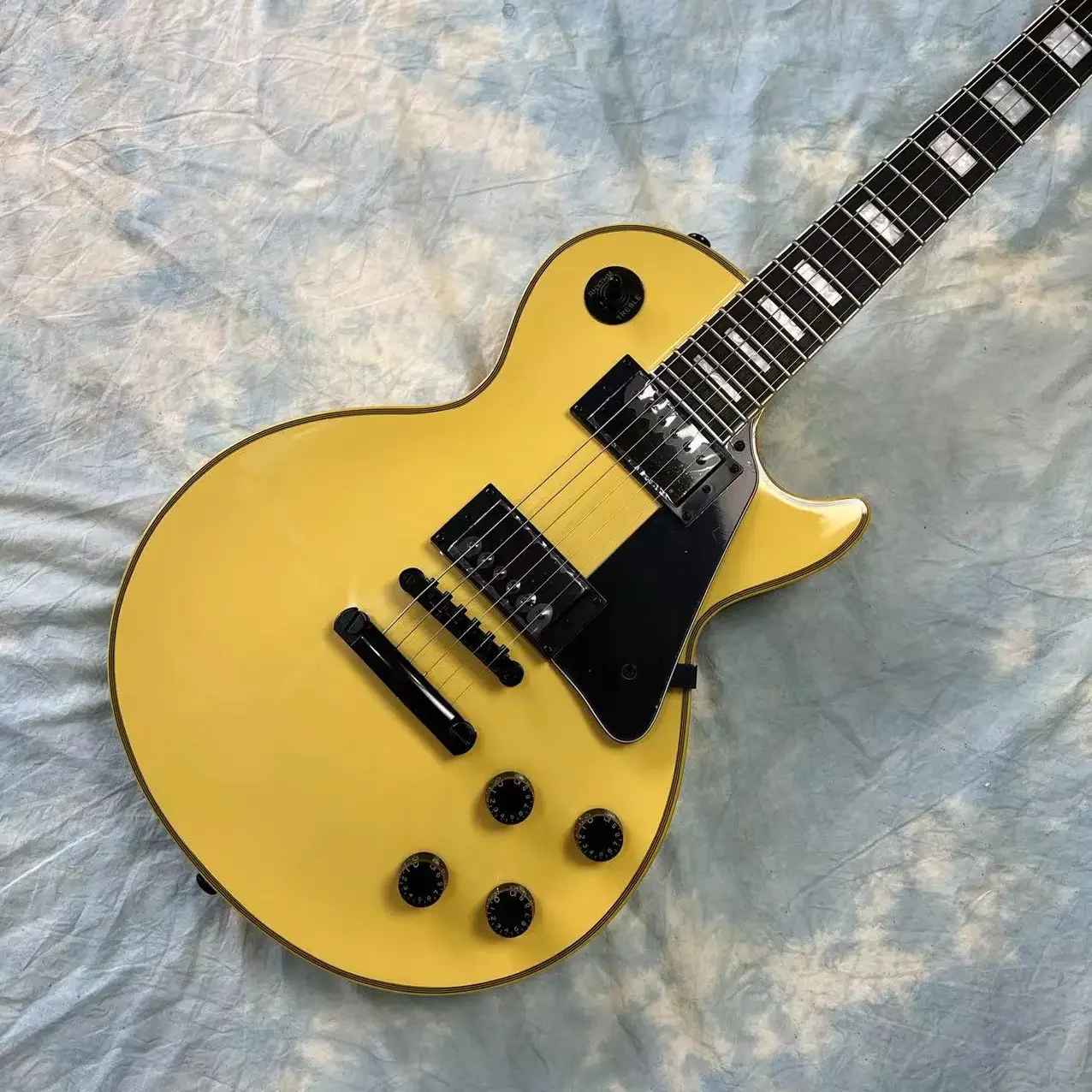 

Электрическая гитара на заказ, корпус из красного дерева желтого цвета, черная фурнитура, фингерборд из розового дерева, Бесплатная доставка гитара