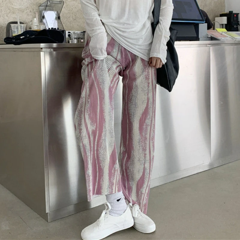 Рисунок 4 - Брюки женские с широкими штанинами и высокой талией