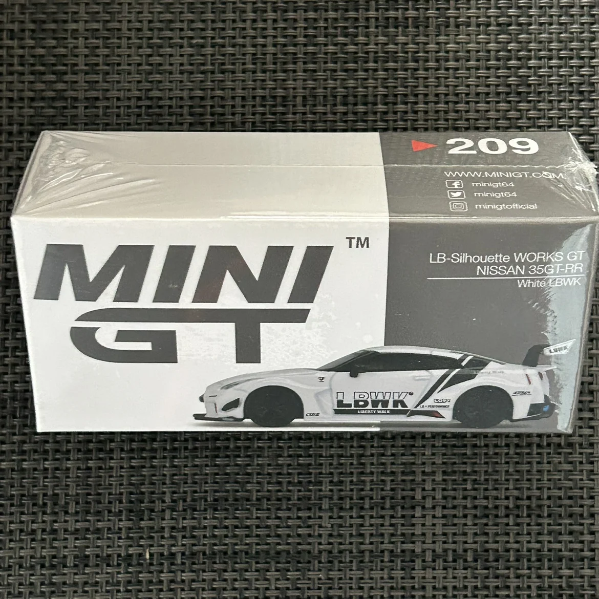 TSM MINIGT 1/64 #209 LB-Sihouette Works GT Nissan 35GT-RR