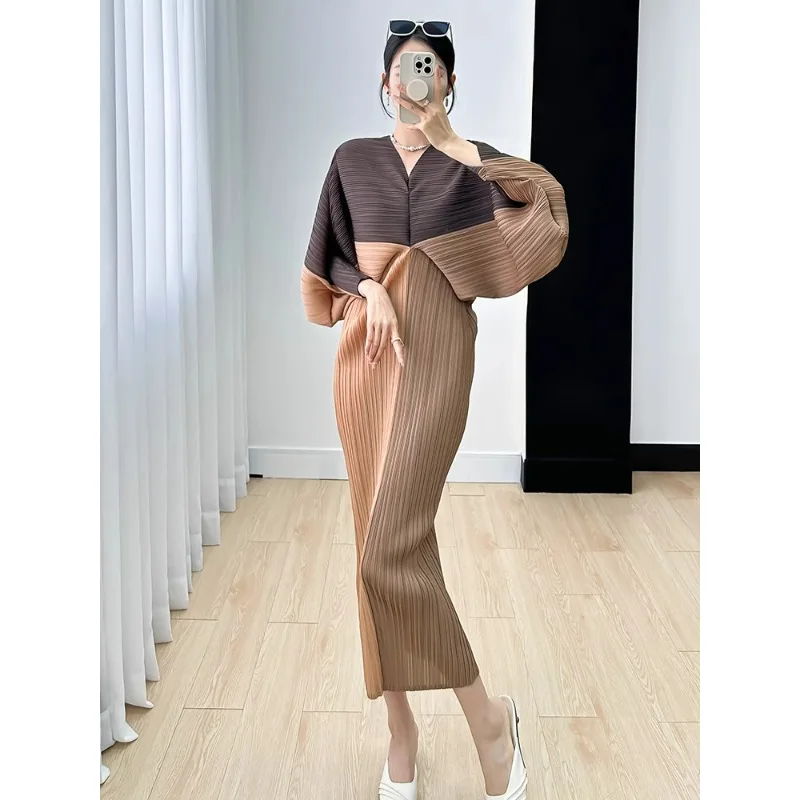 

Miyake Folded Bat Sleeve Dress for Women's 2024 Autumn New Color Block Retro High End V-neck Mid Length Dress