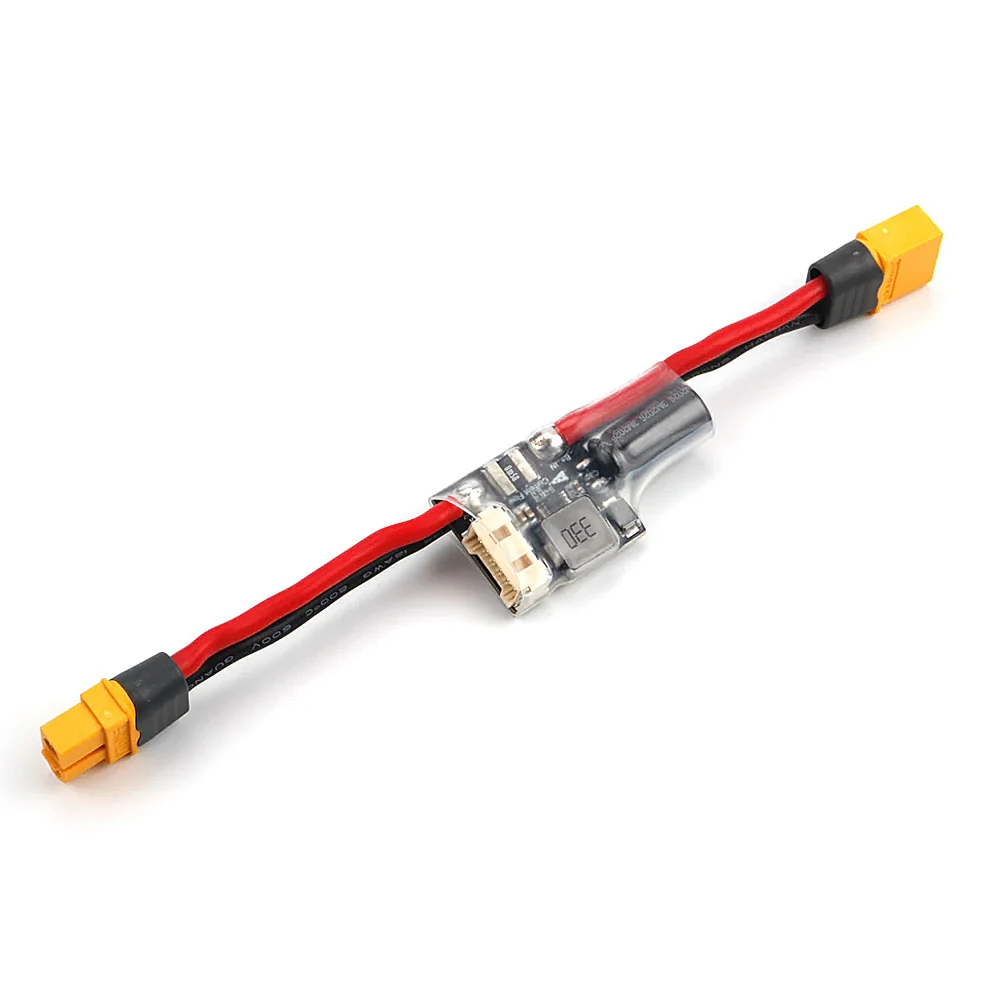 Détail des connecteurs XT60 du module d'alimentation Holybro PM02D pour drone FPV RC, avec câbles de signal et de puissance