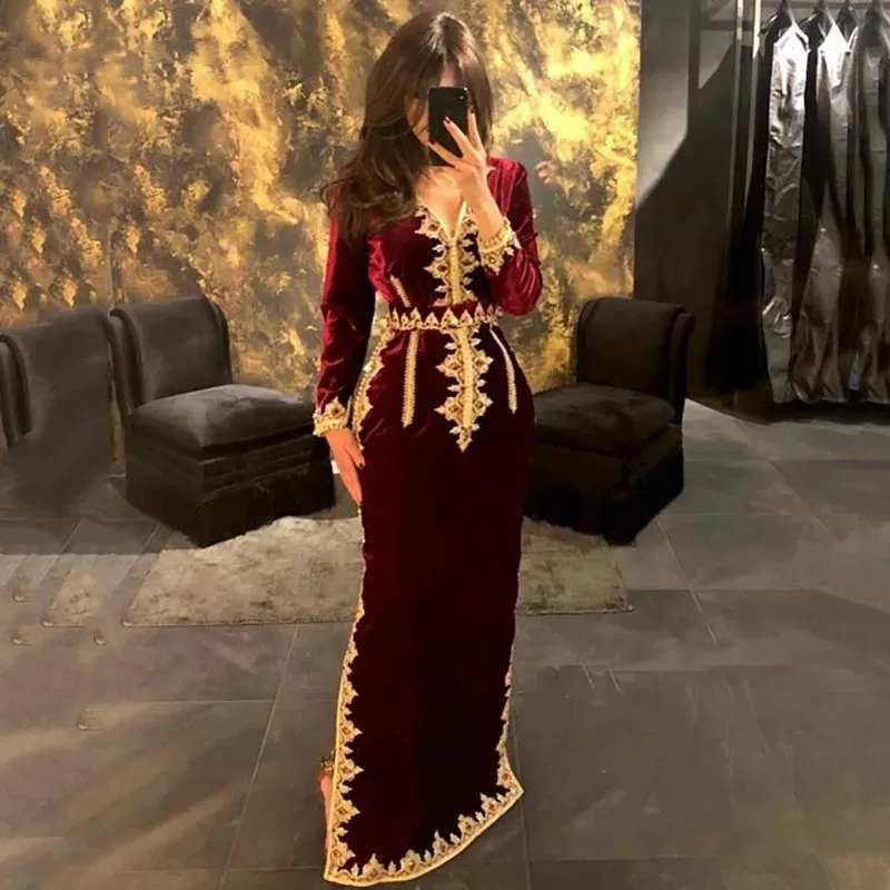 

Elegant Morocco Red Velvet Evening Dresses V Neck Mermaid Prom Dress Applique Long Sleeves Formal Evening Party Dresses 2023