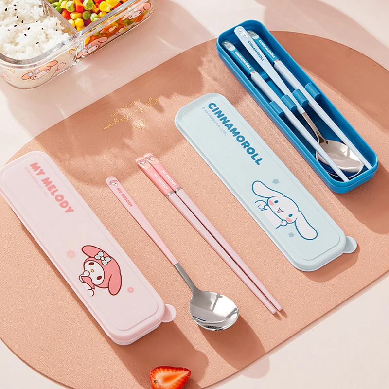 

Милая посуда Hello Kitty из нержавеющей стали, мультяшный Sanrio Cinnamoroll My Melody, портативные палочки для еды, набор из трех предметов
