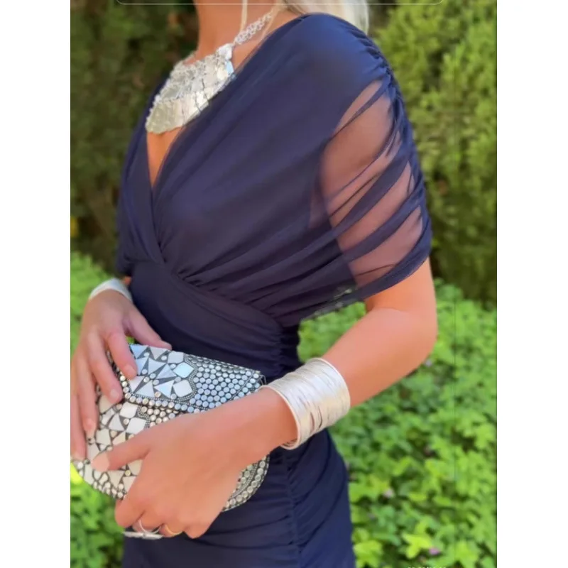 2026 women's fashion new style dresses include elegant ones with inner linings and sexy ones with plunging necklines.
