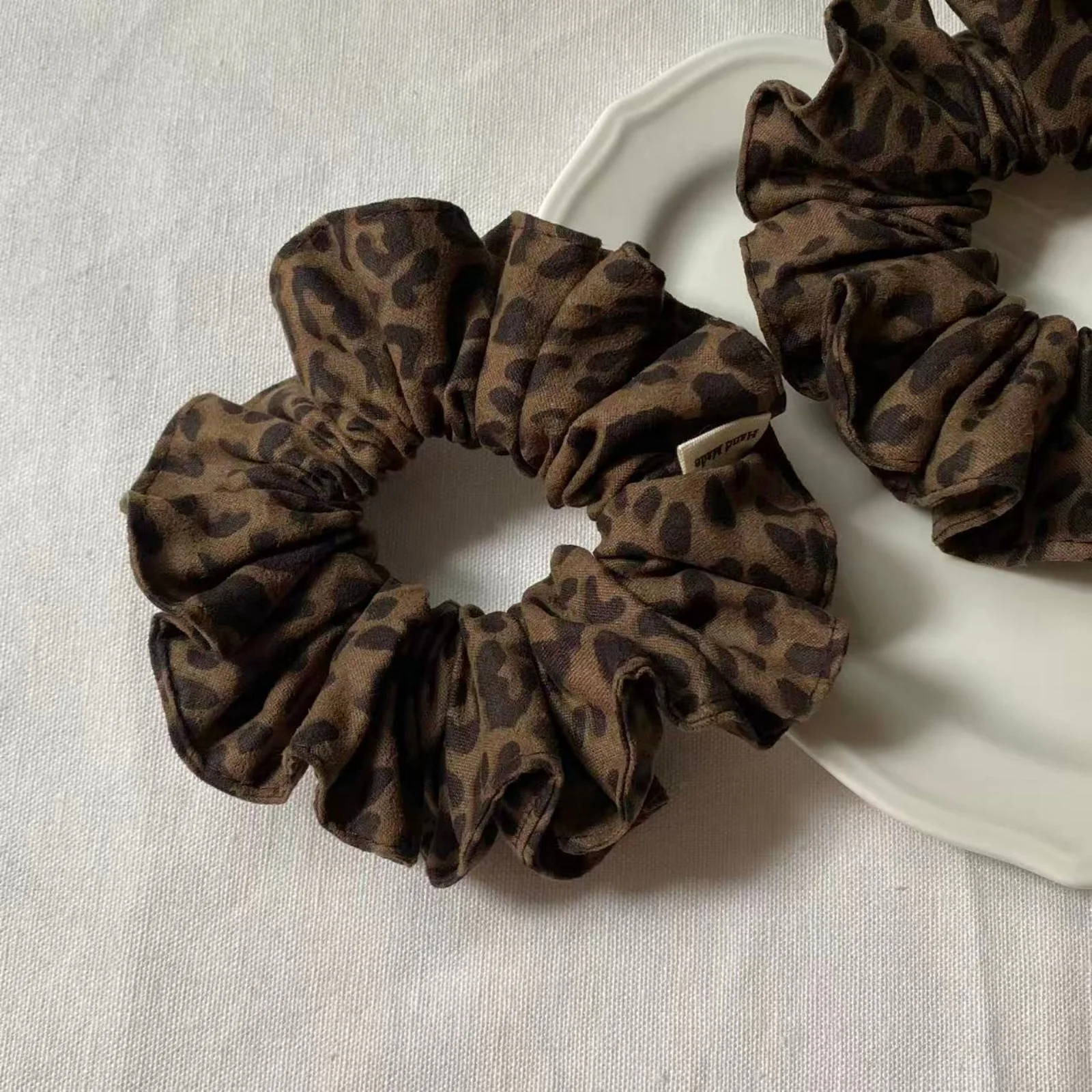 1PCWomen'sAutumn Winter Leopard Print Ruffled Scrunchie Vintage Fashion Hair Accessory Elastic Hair Band Stylish Hair Decoration