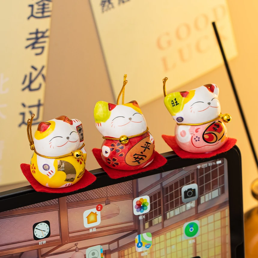 Cute Ceramic Maneki Neko Lucky Cat Miniature Home Decor Feng Shui Ceramic Fortune Cat Statue Kawaii Room Decor Accessori Regalo