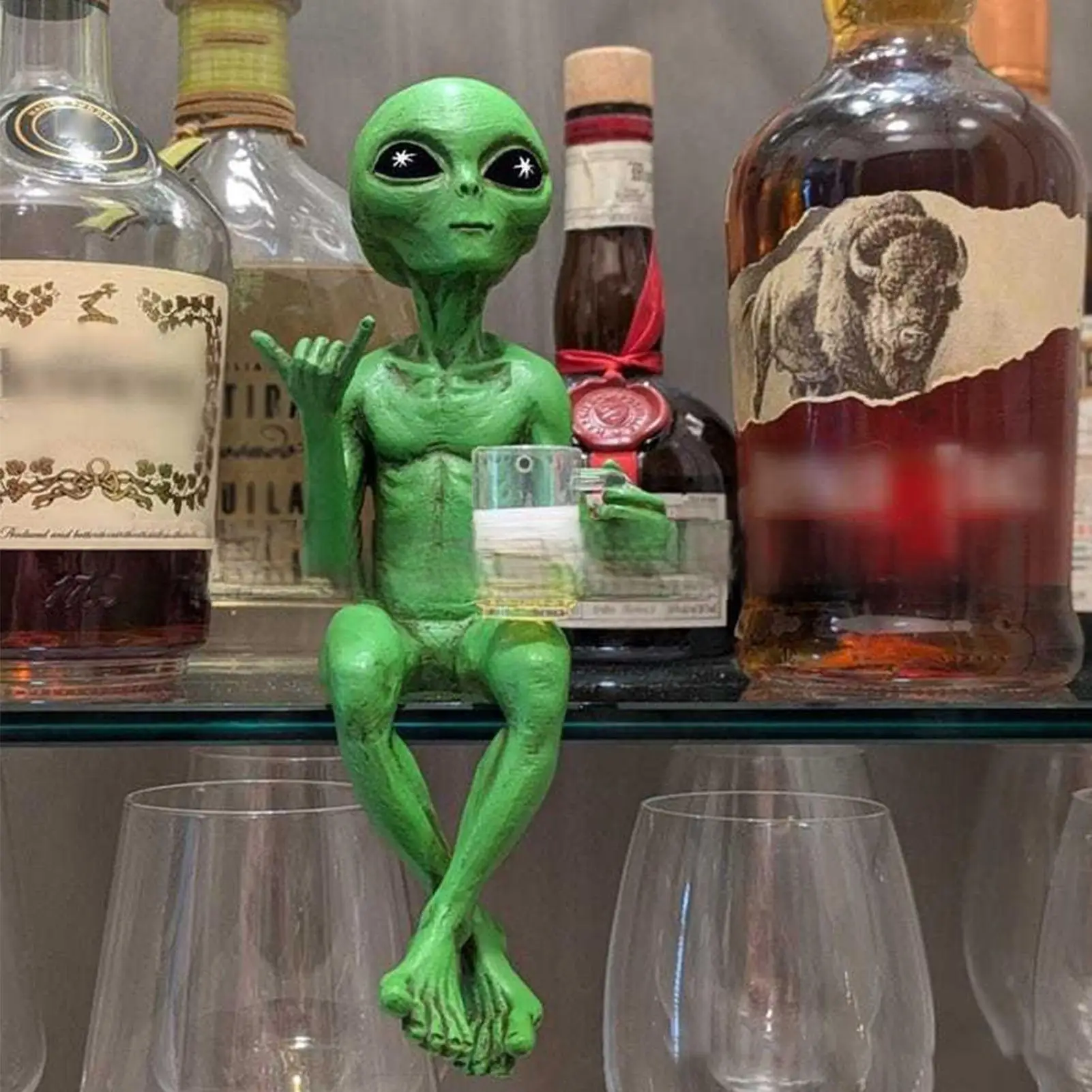 Alien Statue Drinking Beer Alien Sculpture Resin Craft Novelty Funny Desktop Decoration Bookshelf Office Desktop Garden Decor
