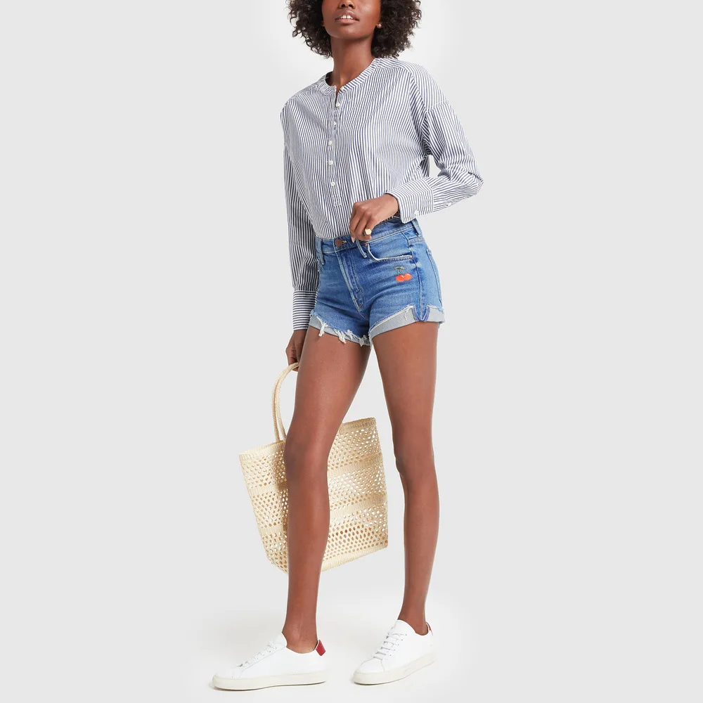 petit-short-en-denim-bleu-a-motif-brode-de-cerises-taille-haute-moulant-avec-pieds-effiloches-pour-femmes