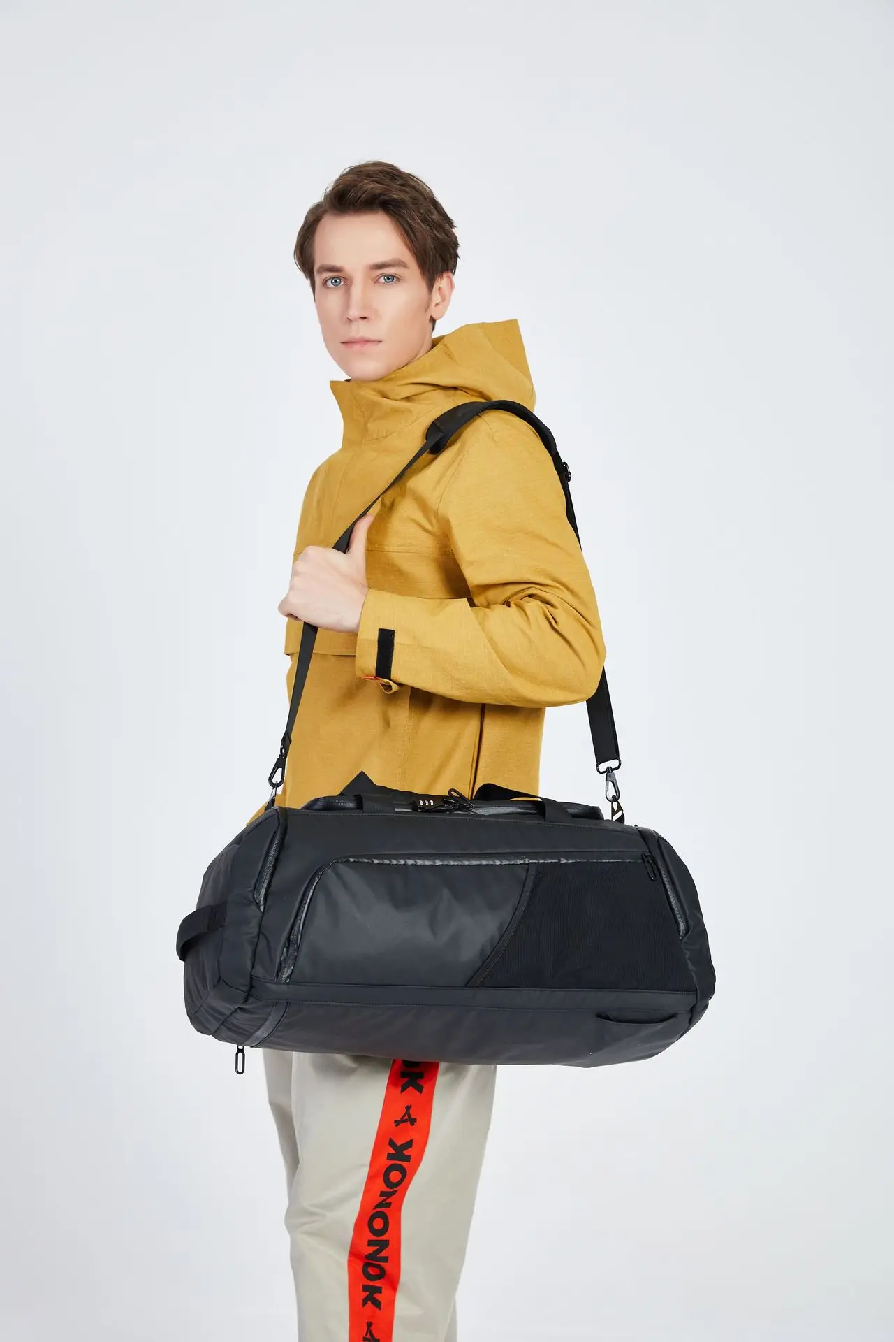 Neouo Fashion Anti-Theft Lock Multi Pocket Duffels Bag Model Show