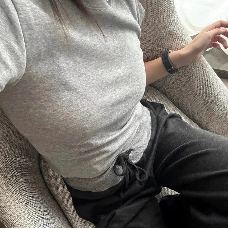 Frühling und Sommer Neues Schulterfreies Figurbetontes Rundhals-Kurzarm-Basis-T-Shirt Sportliches Minimalistisches Basic-Oberteil – Detail 1
