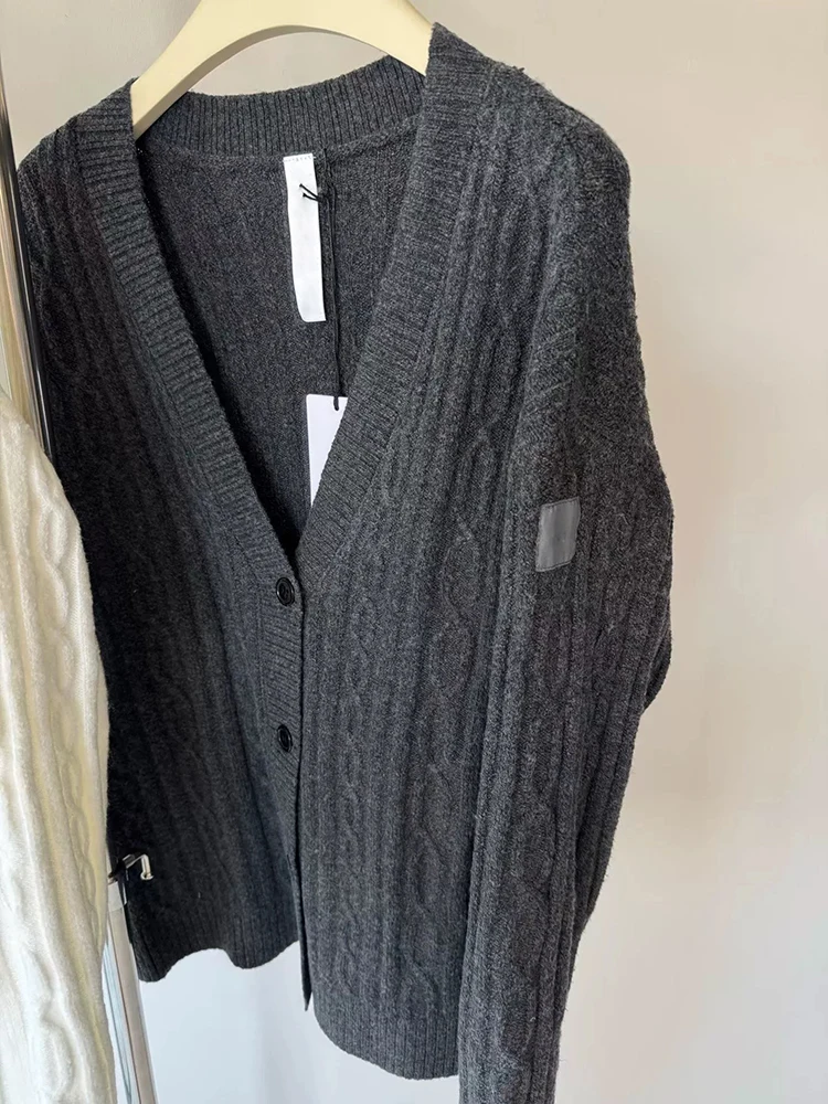 Herbst und Winter neue gestrickte V-Ausschnitt-Strickjacke in einfarbigem Design mit langen Ärmeln, lässig, retro und vielseitig. – Detail 3