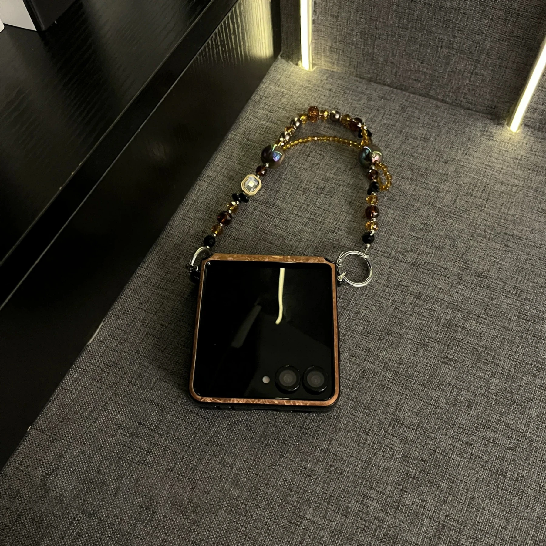 Retro Luxury Magnetic Shell Pattern Case with Beaded Bracelet Chain Back Cover