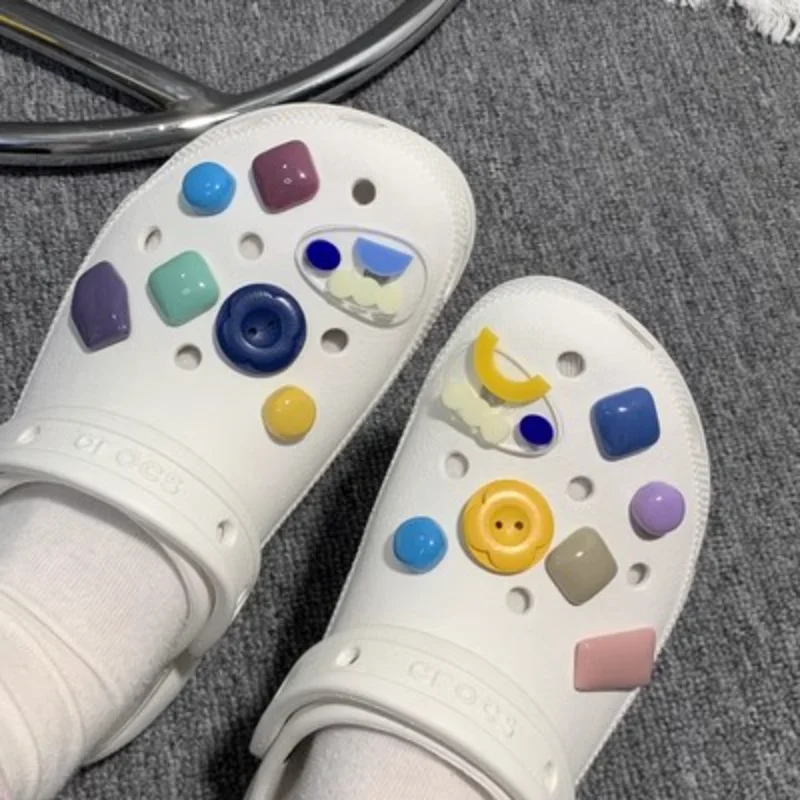 

Модные подвески «сделай сам» для обуви, подвески для крокса, качественные подвески-Кроксы, дизайнерские разноцветные геометрические сабо, Элегантная универсальная Пряжка для обуви