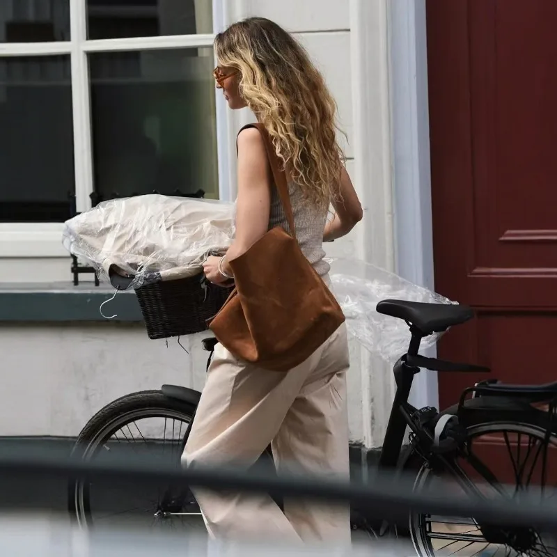 2026 New Retro Bag Brown Large Capacity Shoulder Bag, Underarm Bag, Crossbody Bag Fashion and Leisure Daily Commuter Women's Bag