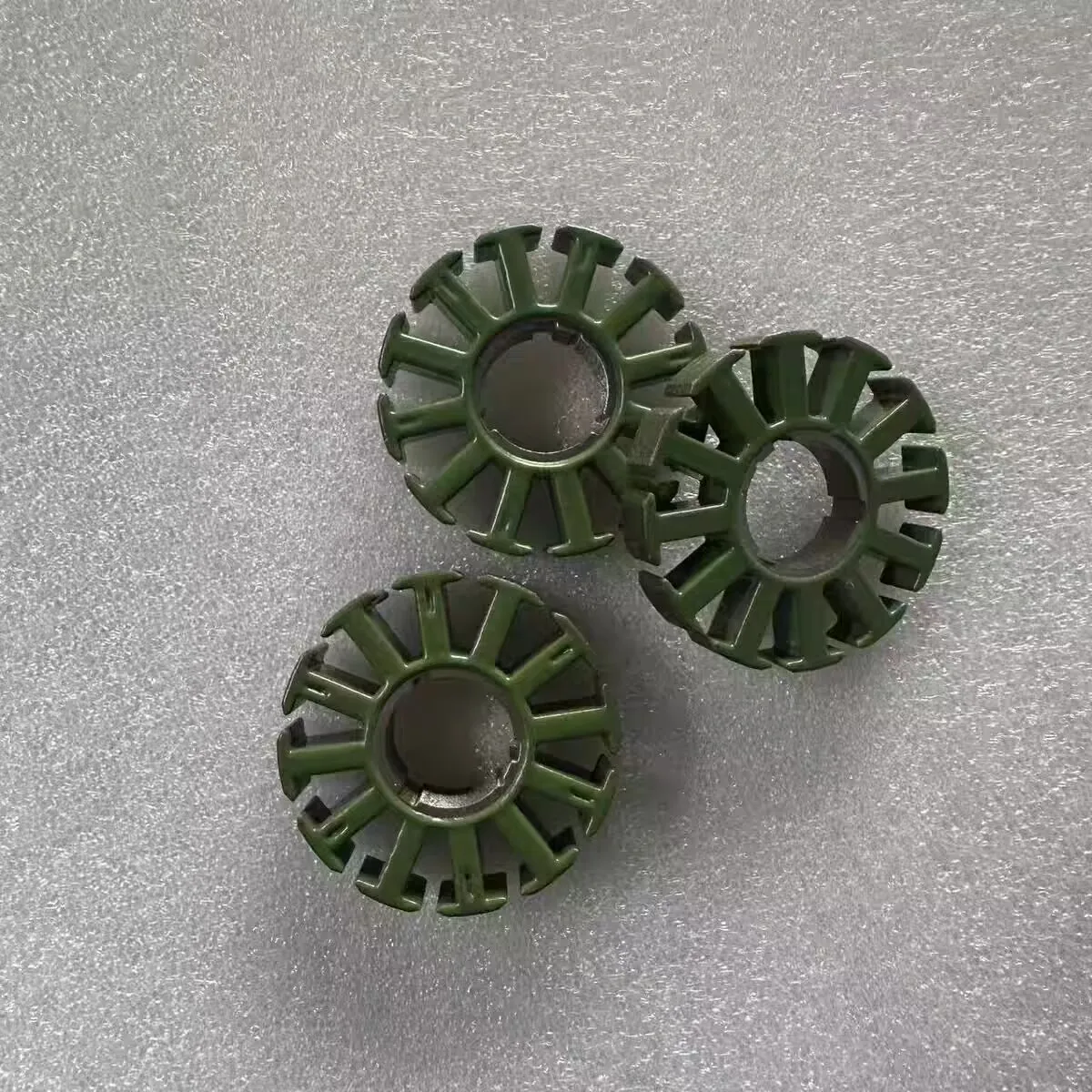 Vue d'ensemble du lot de 10 stators moteur brushless A2204 et A2208 pour drone RC, alignés sur une surface.