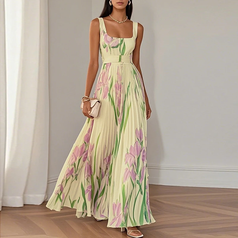Model trägt elegantes Blumenkleid