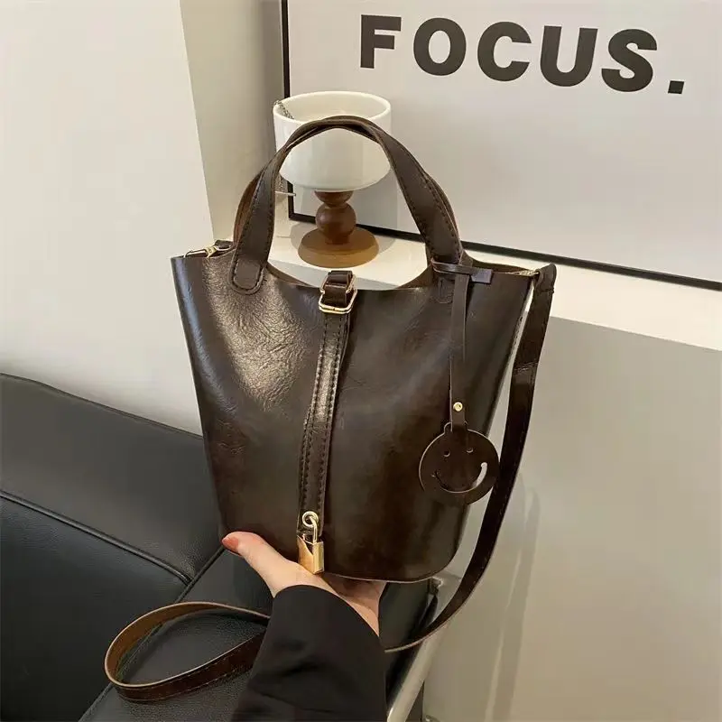 

Bolsos de cesta de verduras portátiles retro mujeres otoño e invierno 2024 nuevos bolsos de cubo de moda de moda bolso de hombro