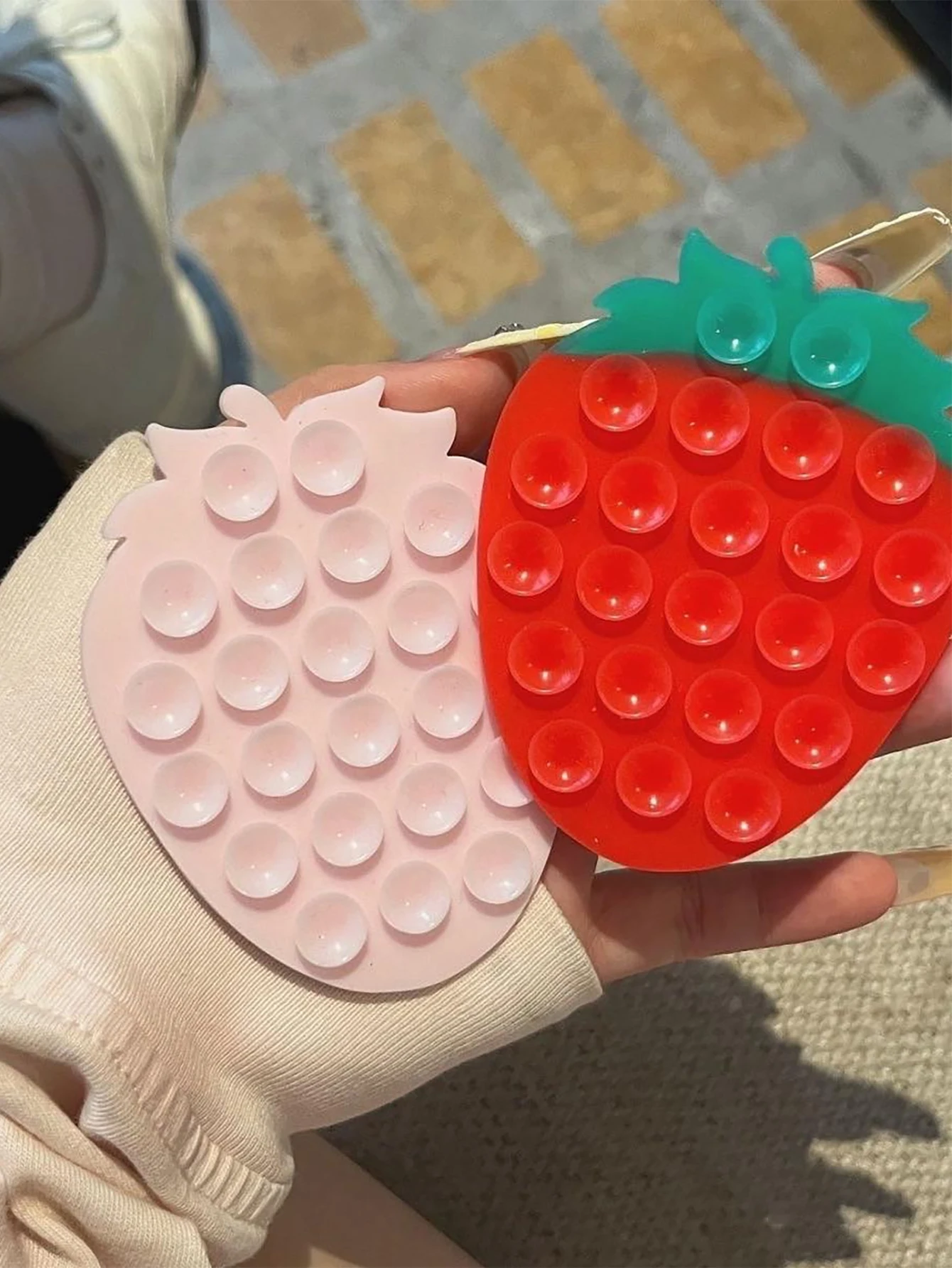 1 simpatico adesivo per telefono a forma di fragola, a doppia faccia, da 23 pezzi, ispessito e antiscivolo, power bank, adesivo per la parte posteriore della custodia del telefono, ventosa in silicone - specifico per selfie e riprese video, forte presa, adatto alla maggior parte dei telefoni - supporto in silicone resistente con superficie liscia e adesiva, adatto per attaccare al vetro dell'auto, per l'uso sotto la doccia, strumento ideale per la registrazione video e la fotografia, accessorio per telefono, ottima idea regalo per ragazze! - immagine 3