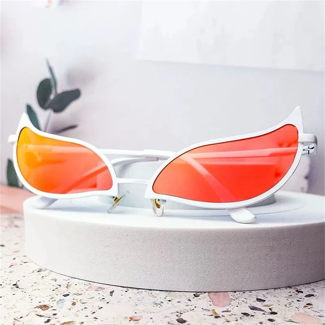 Donquixote PVC Sonnenbrille Doflamingo Cosplay Brille Anime Cat Eye Sonnenbrille für Frauen Männer Lustiges Weihnachtsgeschenk Party Requisiten