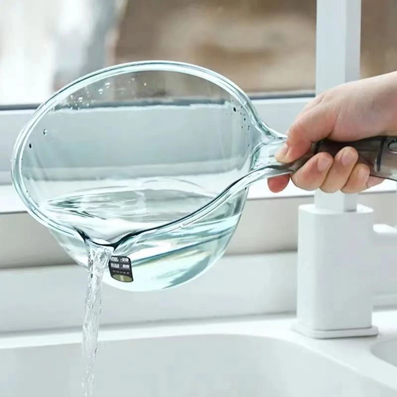 Multi-Purpose Household Plastic Water Scoop Wall Hanging Kitchen Transparent Baby Bath Water Scoop With Mouth Home Kitchen Tools
